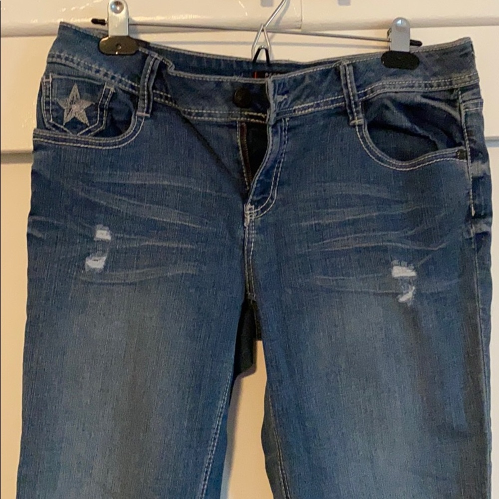 Adorable denim cropped jeans.